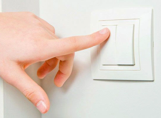 Instalações elétricas feitas com rigor total de segurança evitam choques, curtos-circuitos e desperdício na conta de luz. Executamos desde o padrão de entrada até o balanceamento de fases, dividindo circuitos de tomadas de uso geral (TUG) e de uso específico (TUE) para ar-condicionado e chuveiros.