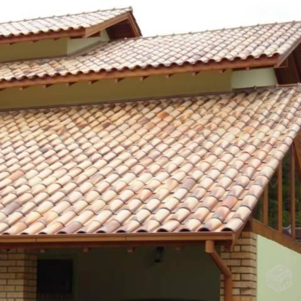 Telhado precisa suportar fortes chuvas e sol intenso. Construímos e reformamos telhados com encaixe perfeito das telhas, inclinação calculada, aplicação de manta térmica sub-telhado e fixação estanque de calhas e rufos galvalume para escoamento total da água.
