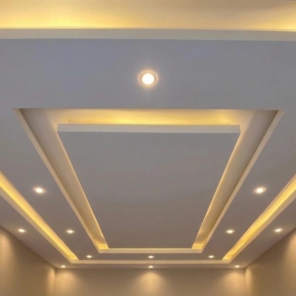 Especialistas no assentamento de forros em gesso acartonado. Drywall e forros estruturados em perfilados de aço galvanizado. Proporcionamos design moderno para salas e dormitórios com sancas abertas, iluminação indireta em LED e proteção térmica.

