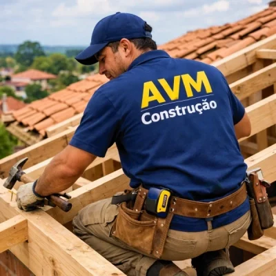 Coberturas, como telhas cerâmicas, de concreto, metálicas, de fibrocimento e ecológicas, cada uma com características específicas de resistência, peso, isolamento e custo.